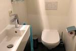 Badkamer van de Wilhelmina met toilet en wastafel