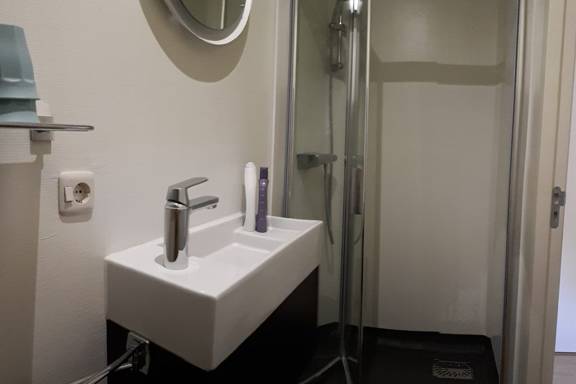 Badkamer van de Wilhelmina met wastafel en douche