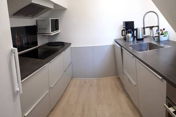 Moderne keuken van de Wilhelmina met grijze werkbladen
