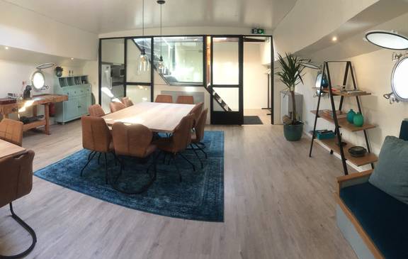 Woonkamer van de Wilhelmina met ronde eettafel en zithoek