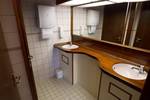 Sanitair met twee wastafels aan boord van de Willem Barentsz