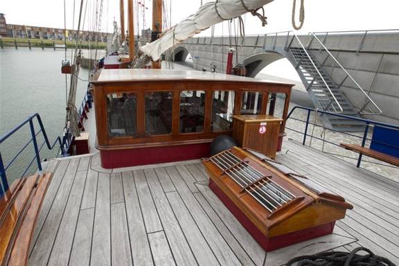 Dek van de Willem Barentsz met houten dekhuis