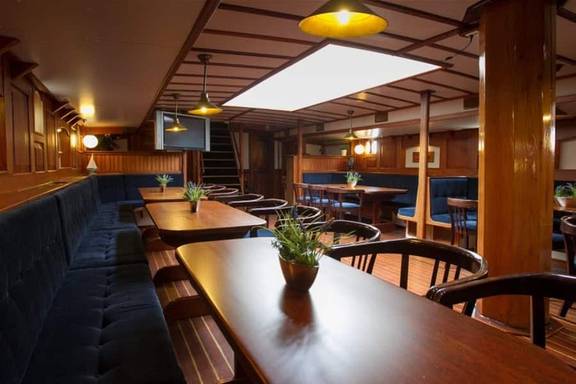 Eettafels in de houten salon van de Willem Barentsz