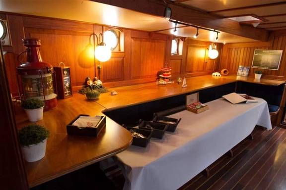 Buffet opgesteld in de houten salon van de Willem Barentsz