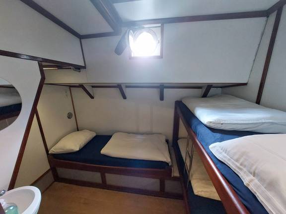 Driepersoonshut met stapelbed en wastafel op de Johanna Engelina