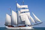 Driemaster Willem Barentsz met witte zeilen op open water