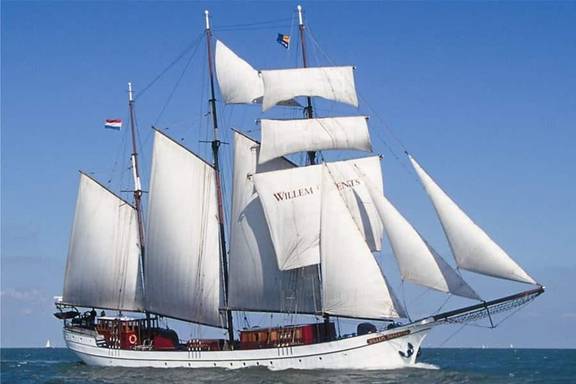 Driemaster Willem Barentsz met witte zeilen op open water