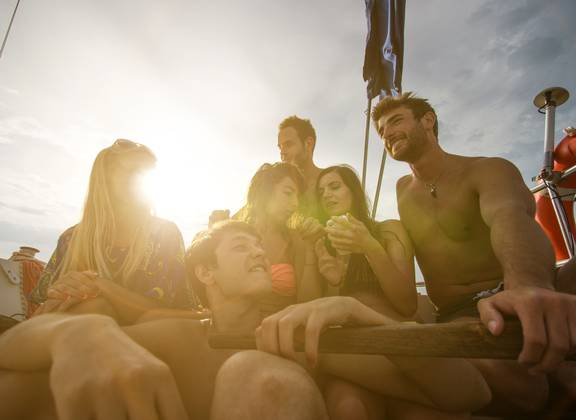 Vrienden zitten samen buiten in de avondzon