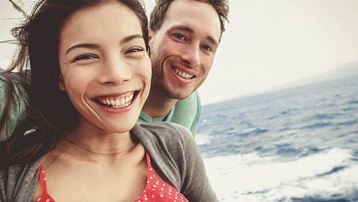Stel maakt samen een selfie aan boord van een zeilschip