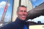 Schipper Bertil Vermeule aan dek van de Gulden Belofte