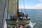 Uitzicht vanuit het kluivernet op de boeg van de zeilende Gulden Belofte