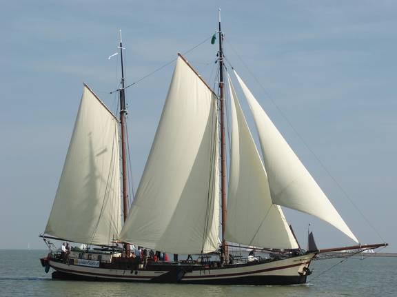 Klipper Gulden Belofte onder witte zeilen op het water