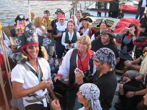 Gasten verkleed als piraten aan boord van de Gulden Belofte