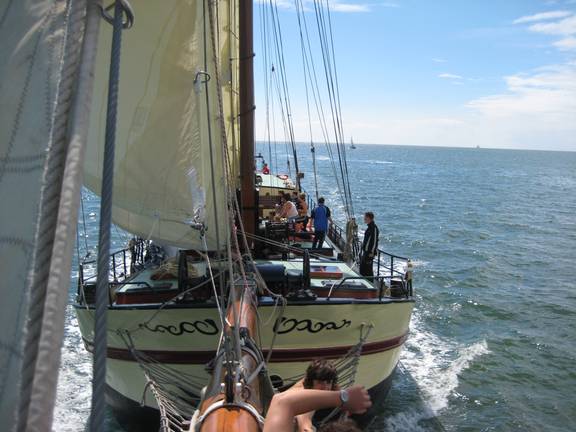 Uitzicht vanuit het kluivernet op de boeg van de zeilende Gulden Belofte