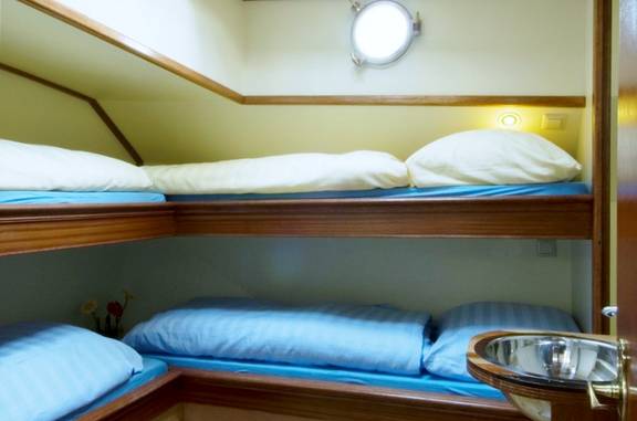 Stapelbedden in een hut van de Gulden Belofte