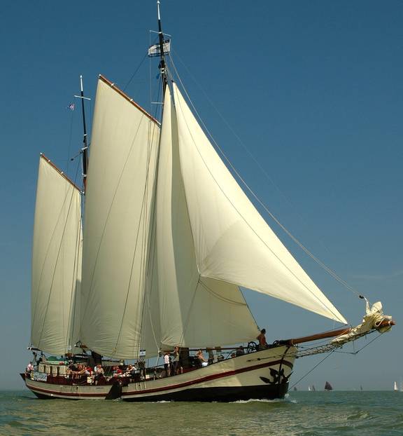 Klipper Gulden Belofte onder witte zeilen op het water