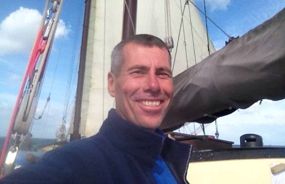 Schipper Bertil Vermeule aan dek van de Gulden Belofte