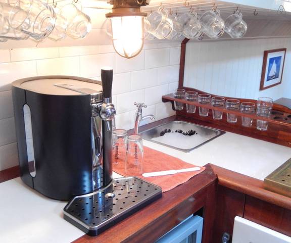 Biertap in de kombuis van De Lis