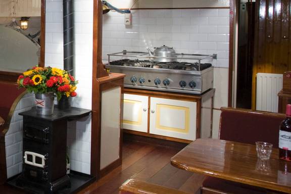 Fornuis en oven in de kombuis van De Lis