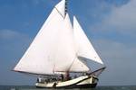 De Lis onder witte zeilen op het water