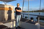 Schipper Jonathan Wahlers aan dek van zijn schip