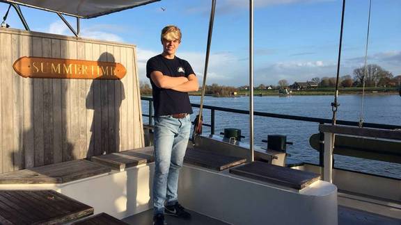 Schipper Jonathan Wahlers aan dek van zijn schip