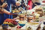 Gezelschap schept gerechten op aan een buffet