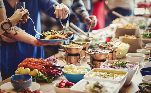 Gezelschap schept gerechten op aan een buffet