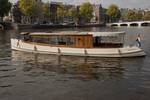 Salonboot Emma op een stadsgracht, van opzij gezien