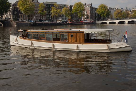 Salonboot Emma op een stadsgracht, van opzij gezien