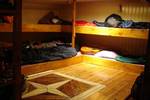 Hut met houten stapelbedden op de Vrouwe Jitske