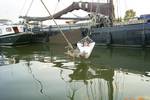 Gast in een hangmat boven het water naast de Vrouwe Jitske