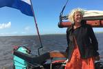 Schipper Cynthia Coolen aan het roer van de Vrouwe Jitske