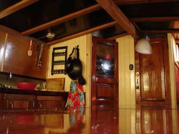 Houten interieur met trap in het dagverblijf van de Vrouwe Jitske