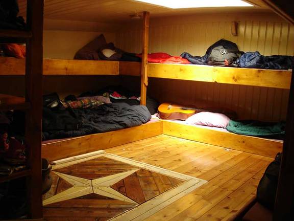Hut met houten stapelbedden op de Vrouwe Jitske