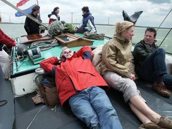 Gasten ontspannen op het dek van de Vrouwe Jitske
