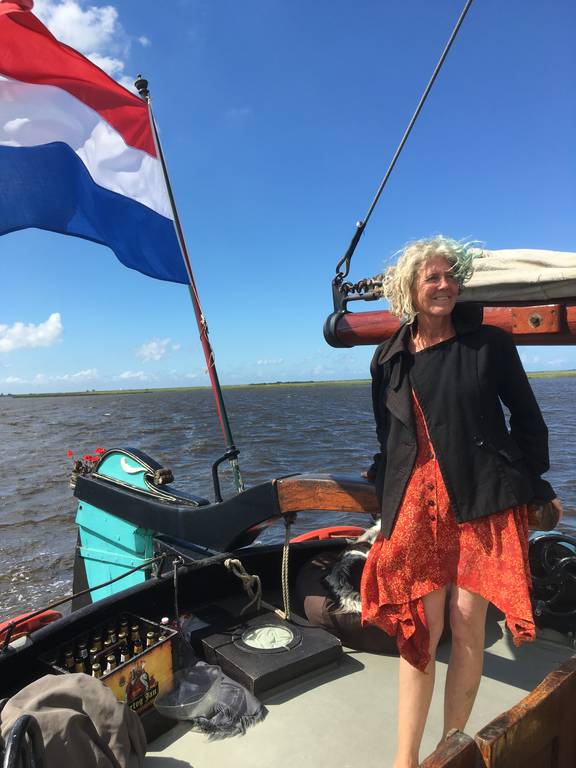 Schipper Cynthia Coolen aan het roer van de Vrouwe Jitske