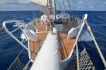 Voordek van de Eendracht, gezien vanaf de boegspriet op zee