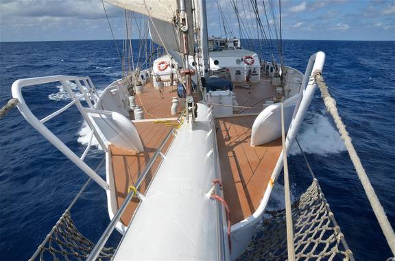 Voordek van de Eendracht, gezien vanaf de boegspriet op zee
