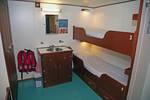 Hut met stapelbed en wastafel op de Eendracht