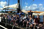 Groep scholieren aan dek van de Korevaer in de haven