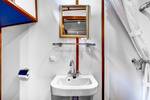 Badkamer met douche, wastafel en spiegel op de Mare fan Fryslân