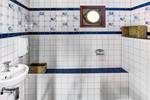 Toilet met wastafel en blauw-witte tegels op de Mare fan Fryslân