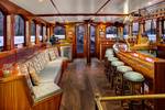 Salon met houten bar en zitbank op de Mare fan Fryslân