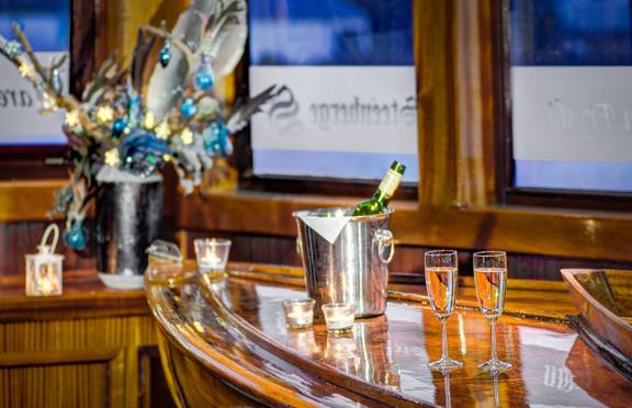 Drankjes op de houten bar van de Mare fan Fryslân