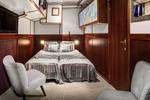 Hut met tweepersoonsbed en fauteuils op de Mare fan Fryslân