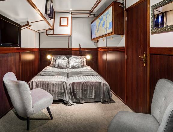 Hut met tweepersoonsbed en fauteuils op de Mare fan Fryslân