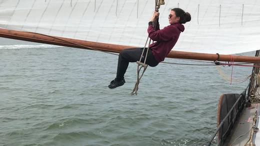 Schommelen boven het water naast de Sybaris