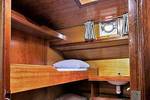Houten hut met stapelbedden en daklicht op de Orion