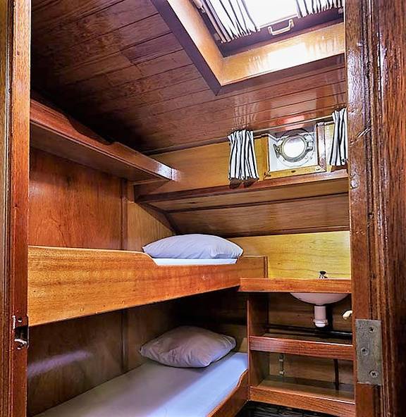 Houten hut met stapelbedden en daklicht op de Orion